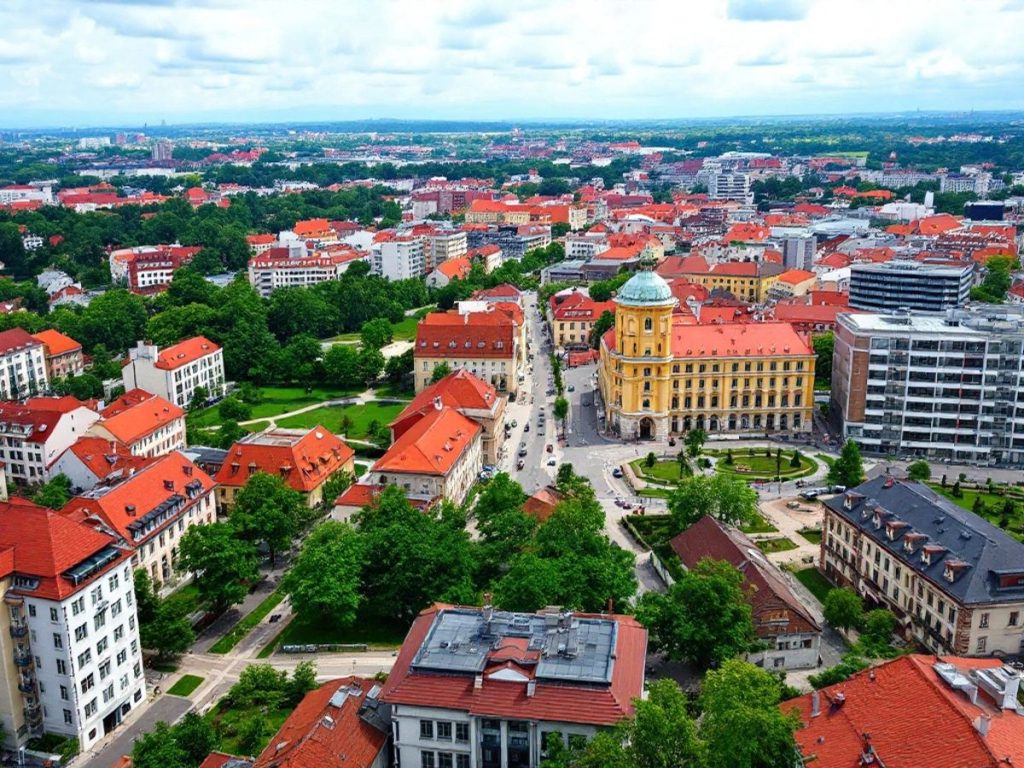 Peisaj urban din România cu clădiri moderne și tradiționale.